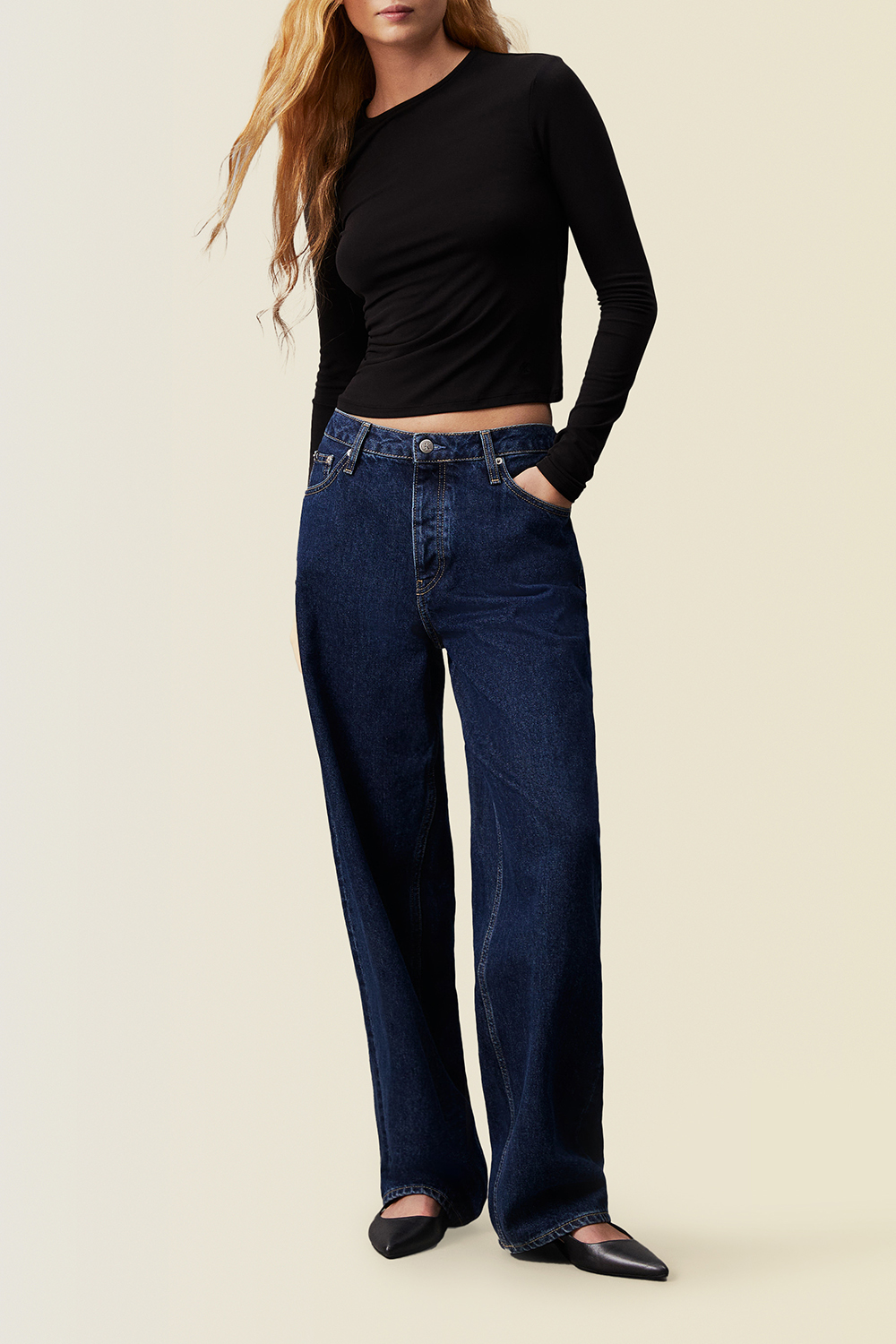 תמונת כל הלוק של חולצת טי צמודה CALVIN KLEIN